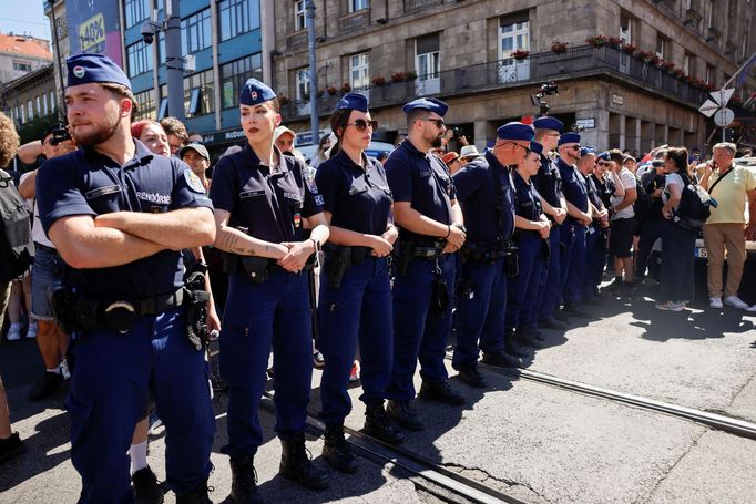 Policejní složky bedlivě dohlížejí na Pride pochod.