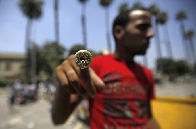 A member of the Muslim Brotherhood and supporter of Mursi shows a spent shell after night clashes with anti-Mursi around Cairo University and Nahdet Misr Square in Giza, on the outskirts of Cairo July 3, 2013. At least 16 people were killed on Wednesday and 200 wounded when gunmen opened fire on supporters of President Mohamed Mursi who were rallying outside Cairo University, state television quoted a Health Ministry spokesman as saying. REUTERS/Amr Abdallah Dalsh (EGYPT - Tags: POLITICS CIVIL UNREST) Published: Čec. 3, 2013, 11:25 dop.