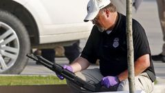 Waco, Texas. Policie "čistí" prostor před bistrem, kde se strhla přestřelka mezi motorkářskými gangy