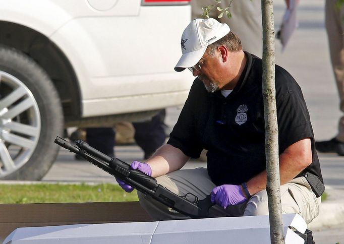 Waco, Texas. Policie "čistí" prostor před bistrem, kde se strhla přestřelka mezi motorkářskými gangy.