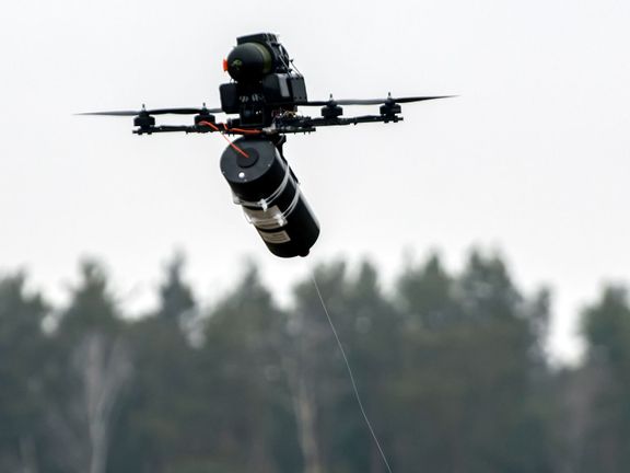 Dron řízený optickými vlákny.
