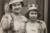 S letošním královniným jubileem se pojí velkolepé oslavy. Jejich klíčovou událostí bude jedenáct kilometrů dlouhá flotila tisícovky lodí, které poplují po Temži. Akce se uskuteční během prodlouženého víkendu mezi 2. a 5. červnem 2012. (Na snímku: Královna a princezna Alžběta po korunovaci krále Jiřího VI. v roce 1937.)