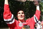 Michael Frolík slaví na Kladně se Stanley Cupem. Do Čech se nejcennější hokejová trofej vrátila po dvou letech. Loni totiž v kádru Los Angeles nepůsobil ani jediný český hokejista.