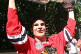 Michael Frolík slaví na Kladně se Stanley Cupem. Do Čech se nejcennější hokejová trofej vrátila po dvou letech. Loni totiž v kádru Los Angeles nepůsobil ani jediný český hokejista.