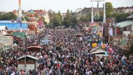 TIsícovky lidí si ještě před sobotním polednem užily slavnostní průvod kapel a ozdobených vozů směřujících na zahájení festivalu.