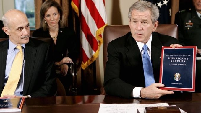 George Bush a zpráva o Katrině. Nově zveřejněné videonahrávky však dokazují, že prezident nejspíš nebral vážně některá varování odborníků