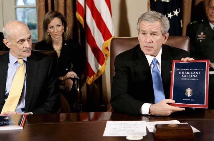 Bush ukazuje report o Katrině