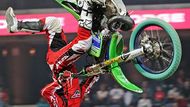 Ještě nedávno bylo salto vzad (backflip) obtížný skok, jenž umělo jenom pár nejlepších závodníků. Dnes je stále rozšířenější a dokonce se k němu přidávají i další triky, jako například tento, při nemž se sundá jedna noha ze stupačky.