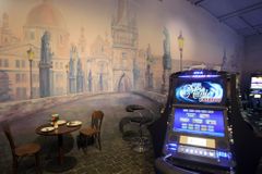 Praha sníží počet heren a zakáže reklamu na hazard