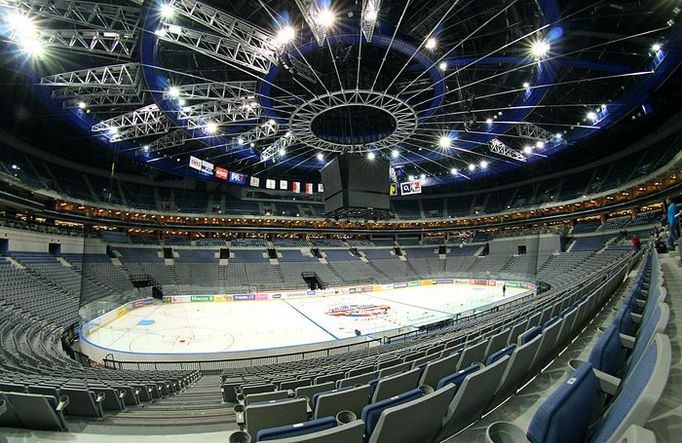 V pražské O2 Areně probíhají přípravy na úvodní utkání týmů NHL - New York Rangers a Tampy Bay.