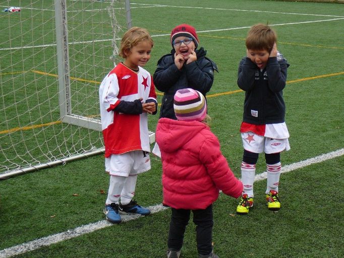 "Zasílám fotografii, která vznikla v páteční sváteční den, kdy se konal turnaj fotbalových nadějí ročník narození 2006 v Praze 8. Slavia vyhrála," napsala nám Jana Tenkrátová.