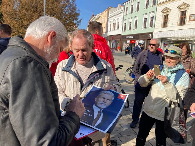 Hodně příchozích chtělo od Petra Pavla především podpis.