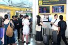 Ve čtvrtek byla po dočasném středečním uzavření znovu otevřena dvě letiště v provincii Východní Nusa Tenggara. Úřady však prodloužily uzavření letiště Fransiskus Xaverius Seda ve městě Maumere až do pátku, protože ve vzduchu stále zůstává sopečný popel, který představuje riziko pro letecký provoz.