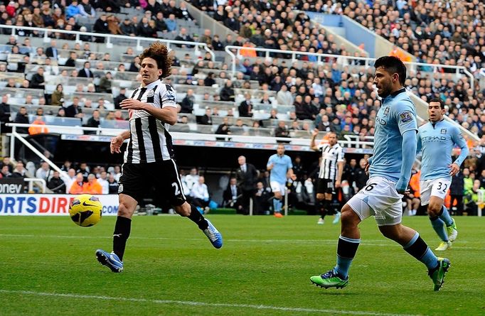 Skóre na výlětě City za krásami Newcastlu otevřel v 10. minutě Sergio Agüero (v modrém).