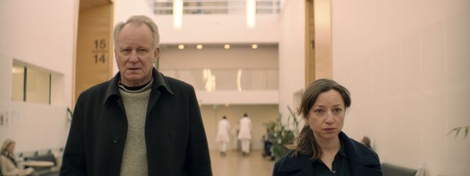 Stellan Skarsgård jako Tomas a Andrea Bræin Hovigová v roli Anji.