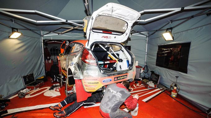 Mechanici Martina Prokopa nedokázali jeho Ford na Italské rallye opravit.