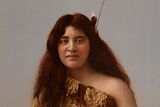 Kdo ví, možná bájná Hinemoa vypadala podobně jako tato dívka. Fotograf, který před 120 lety pořídil její snímek, k němu připsal: Maorská kráska "Sladkých sedmnáct". Jestli to bylo její jméno nebo jen poznámka, komentující dívčin věk, se už nedozvíme.