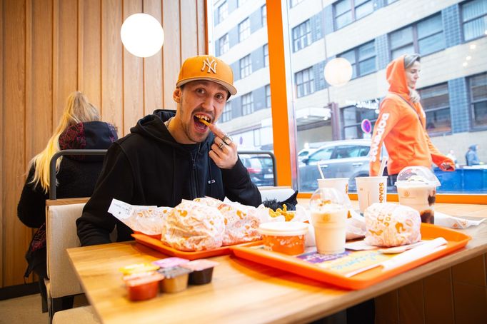 Otevření prvního amerického fastfoodového řetězce Popeyes v Česku, na Václavském náměstí, 3. 11. 2023.