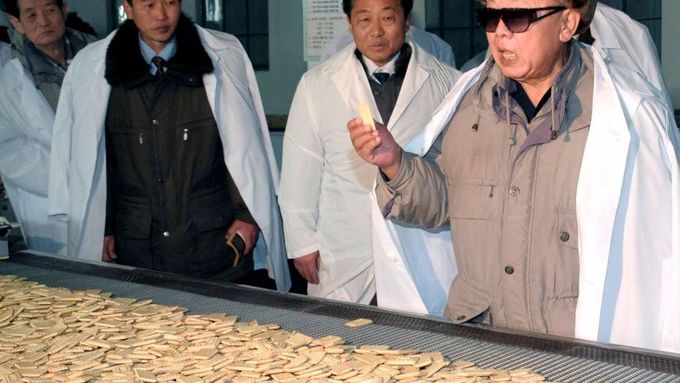 Kim Čong-il na prohlídce závodu.