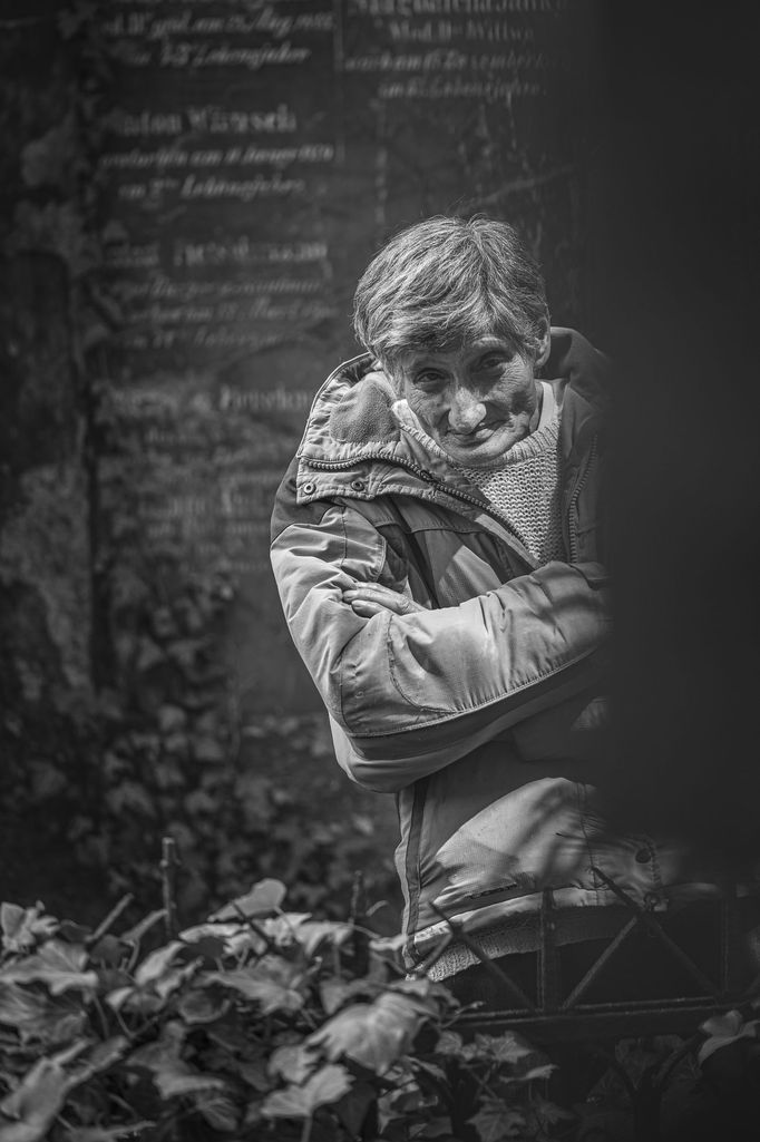 Ukázka snímků ze souboru "Žižkovská Madonna" (2023), v němž fotograf Filip Michael Štojdl zachytil ženu s nelehkým životním osudem .