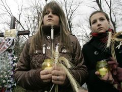 Mladé dívky uctívají oběti "holodomoru", při němž zemřelo až 14 milionů obětí