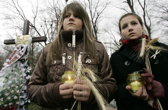 Mladé dívky uctívají oběti "holodomoru", při němž zemřelo až 14 milionů obětí