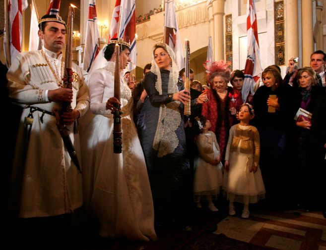 Davit Bagrationi Mukhran, současná hlava gruzinské královské rodiny, a princezna Anna Bagrationi Gruzinsky při svatebním obřadu před katedrálou Svaté trojice v Tbilisi.