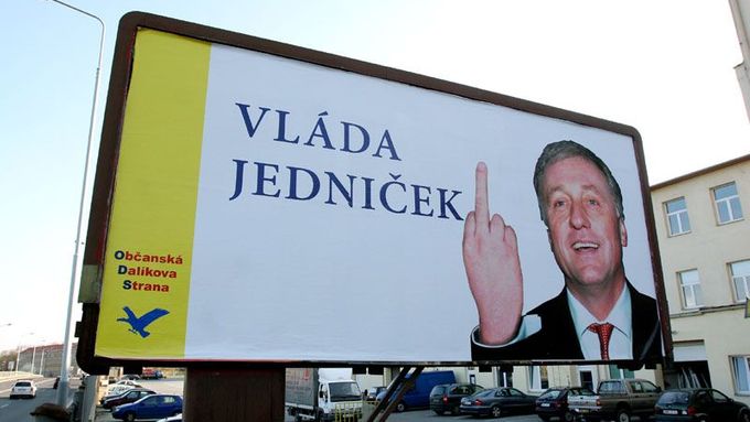 Jedna z mnoha Topolánkový "kauz" - ta s prostředníčkem, jímž z kraje března počastoval ministra financí - inspirovala politickou konkurenci k billboardové antikampani.