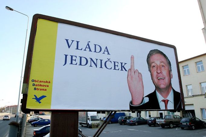 Jedna z mnoha Topolánkový "kauz" - ta s prostředníčkem, jímž z kraje března počastoval ministra financí - inspirovala politickou konkurenci k billboardové antikampani.