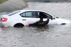 Měli se učit řídit, místo toho policisté zachraňovali život. Z potápějícího se auta vyprostili muže