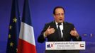 French President Francois Hollande gestures as he addresses the French community ahead of his departure from the United Arab Emirates, at the Bustan Rotana hotel in Dubai, January 15, 2013. France will wrap up its intervention in Mali and pull its forces out once the West African country has returned to being stable and safe with a solid political system, Hollande said on Tuesday. REUTERS/Jumana ElHeloueh (UNITED ARAB EMIRATES - Tags: POLITICS) Published: Led. 15, 2013, 4:10 odp.