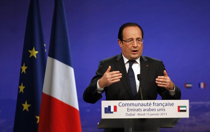 French President Francois Hollande gestures as he addresses the French community ahead of his departure from the United Arab Emirates, at the Bustan Rotana hotel in Dubai, January 15, 2013. France will wrap up its intervention in Mali and pull its forces out once the West African country has returned to being stable and safe with a solid political system, Hollande said on Tuesday. REUTERS/Jumana ElHeloueh (UNITED ARAB EMIRATES - Tags: POLITICS) Published: Led. 15, 2013, 4:10 odp.