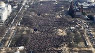 Až milion lidí se sešel na prostranství mezi Kapitolem a památníkem Abrahama Lincolna, které se nazývá Mall, aby navzdory teplotě pod bodem mrazu sledovali inauguraci prvního prezidenta Spojených států tmavé pleti.