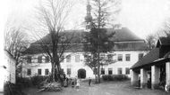 Na zámku, přestavěném ze středověké tvrze, se za dob šlechtických rodů vystřídalo několik vlastníků. Fotografie je z roku 1880.