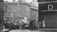 Barikáda ve Štupartské ulici před Ungeltem na Starém Městě. Květen 1945.