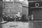 Barikáda ve Štupartské ulici před Ungeltem na Starém Městě. Květen 1945.
