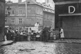 Barikáda ve Štupartské ulici před Ungeltem na Starém Městě. Květen 1945.