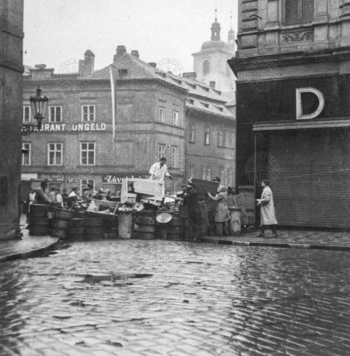 Barikáda ve Štupartské ulici před Ungeltem na Starém Městě. Květen 1945