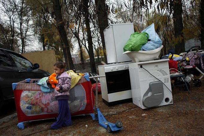 Three-year-old Nayara Valdes holds on to one of her teddy bears after a bulldozer demolished the small school, where she lived with her family, at the Spanish gypsy settlement of Puerta de Hierro, in the outskirts of Madrid November 20, 2012. Fifty-four families have been living in Puerta de Hierro, on the banks of the Manzanares river for over 50 years. Since the summer of 2010, the community has been subject to evictions on the grounds that the dwellings are illegal. Families, whose homes have been demolished, move in with relatives whose houses still remain while the debris keeps piling up around them as more demolitions take place. REUTERS/Susana Vera (SPAIN) Published: Lis. 20, 2012, 5:03 odp.