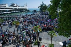 Neklid na ruském zadním dvorku. Prezident Abcházie abdikoval