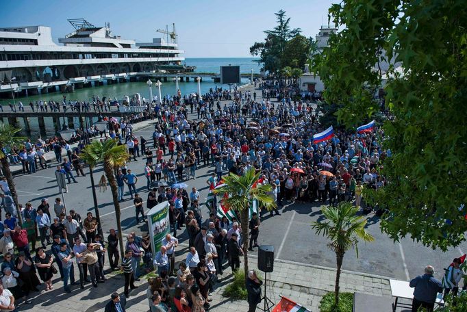 Demonstrace stoupenců svrženého prezidenta Ankvaba.