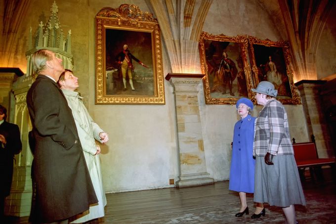 Britská královna Alžběta II. během návštěvy Prahy v roce 1996.