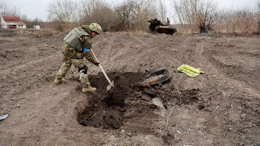 Těla mrtvých Rusů na Ukrajině často zůstávají.