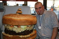Největší hamburger na světe prodávají v USA