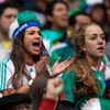 Fanynky Mexika při utkání baráže s Novým Zélandem