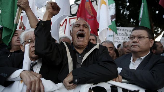Záměry eurozóny zdanit bankovní vklady vyhnaly Kypřany do ulic. Takto protestovali před parlamentem.
