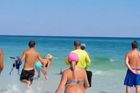 Žraloci připluli mezi návštěvníky floridské pláže. Žena je zaháněla cákáním