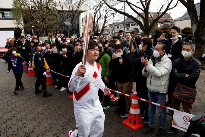 Nácvik běhu s olympijskou pochodní sledovali v Japonsku lidé s rouškami...