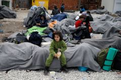 Řecko přesouvá migranty z ostrovních táborů na pevninu. Bydlet by mohli v hotelech