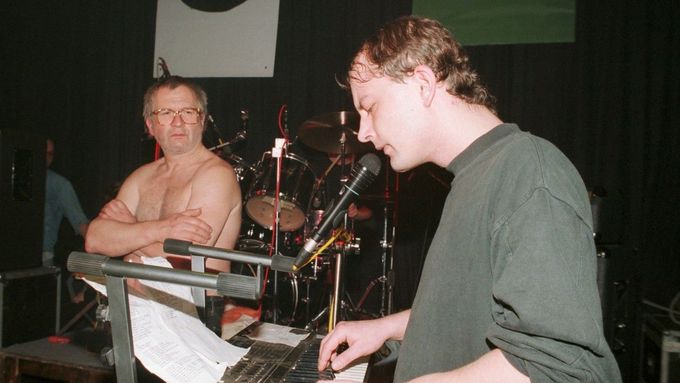 Filip Topol při koncertu v pražské Lucerně, duben 1995. Vlevo ho pozoruje do půl těla svlečený básník Ivan Martin Jirous.
